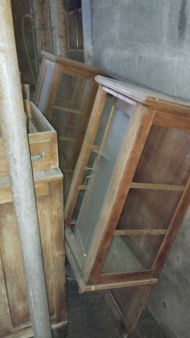 Armário de Sala com Vitrine e Espelho em Madeira Maciça