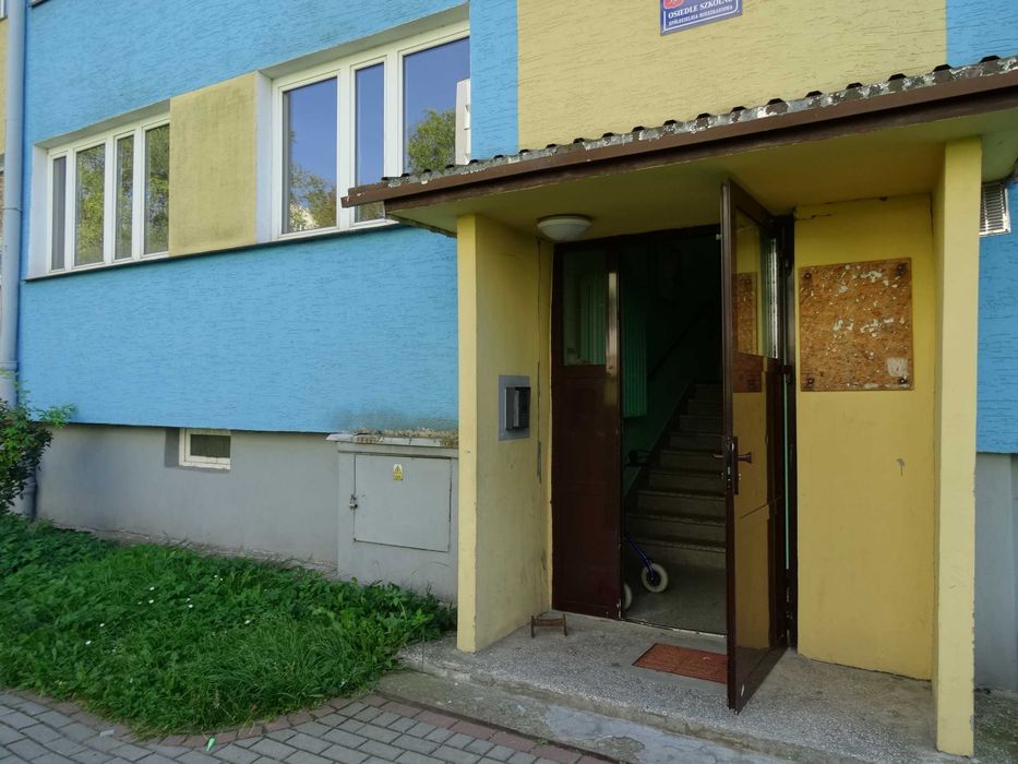 2 pokoje / parter 44,6m2 / blok Osiedle Szkolne / balkon i piwnica