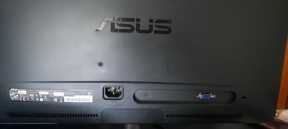 Monitor de computador com impressora e teclado