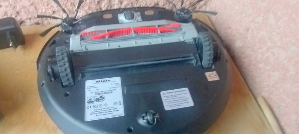 Робот пилосос Miele Scout RX2 з пультом на запчастини або відновлення