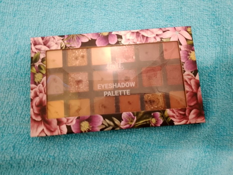 Тіні нюдові спокійні