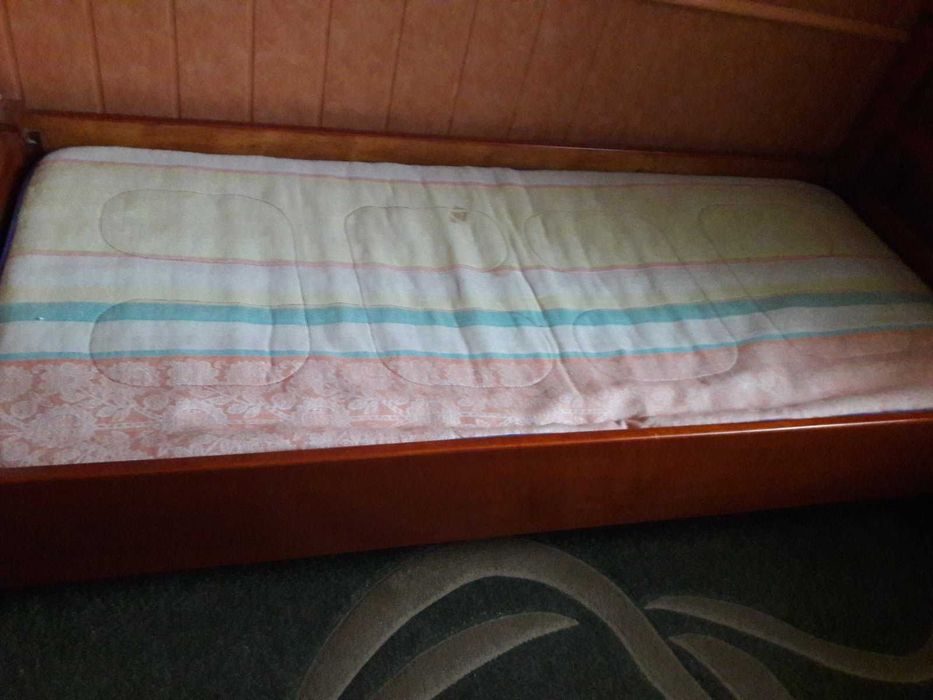 кровать из  натурального дерева