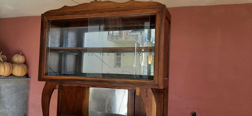 Armário antigo com espelhos