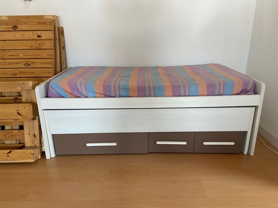Cama dupla com gavetas de arrumação