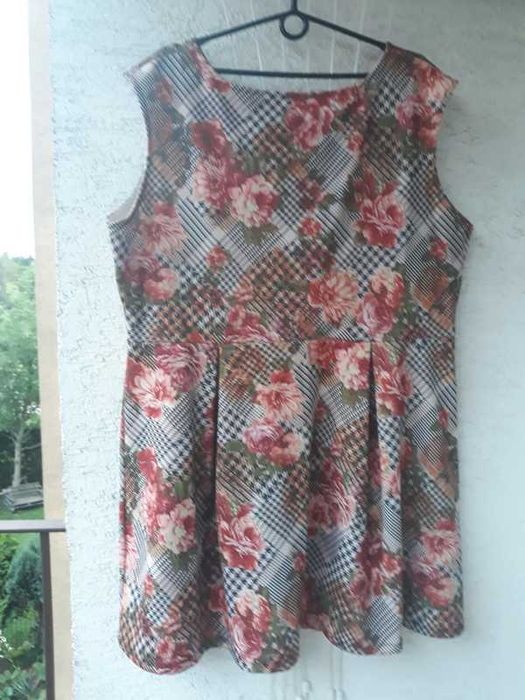 rozkloszowana sukienka pepitka kwiaty 54 V
