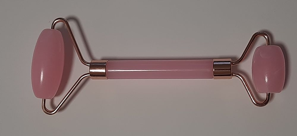 Роллер из розового кварца