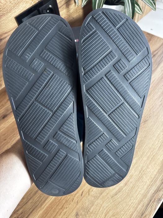 Buty Tommy Hilfiger 44 czarne klapki z logo slides