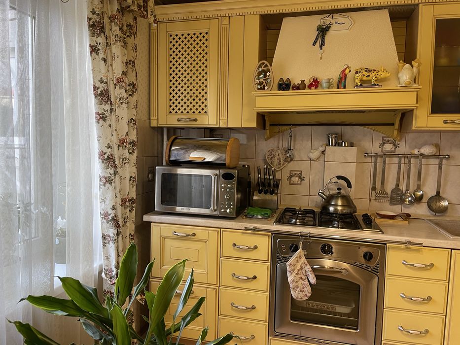 Квартира 3 кімнатна в центрі міста + гараж