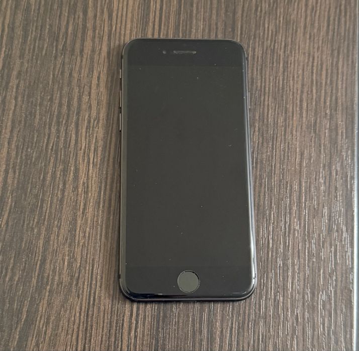 iPhone 8 64 Гб Б/у. Зовні має ідеальний вигляд. Заряд тримає 86%