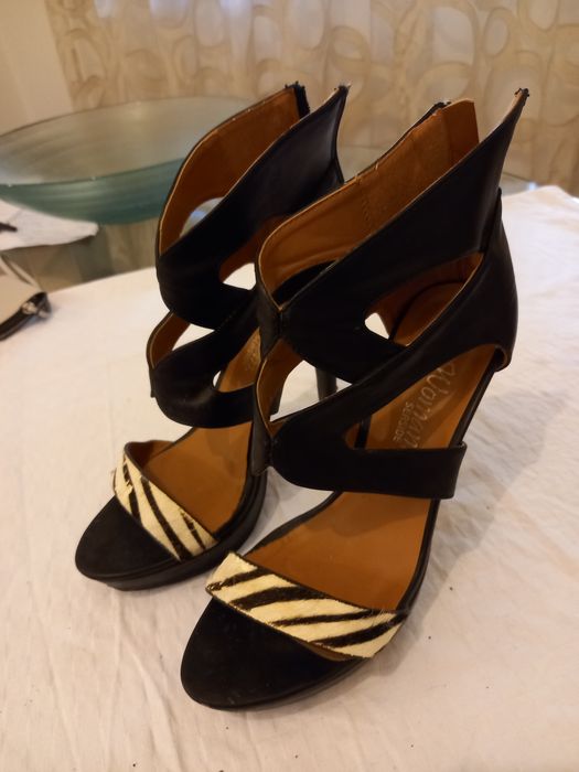 Sandalias pretas com branco, salto alto