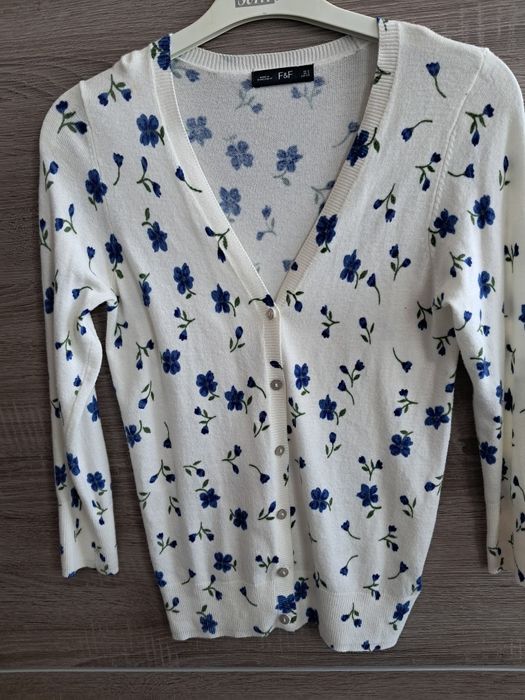 Biały sweterek w niebieskie kwiatki F&F (mała wada)