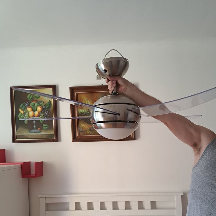 Wiatrak sufitowy z lampą