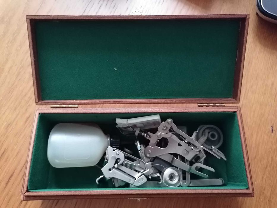 Máquina de costura Singer antiga com acessórios e instruções originais - Classe 201k