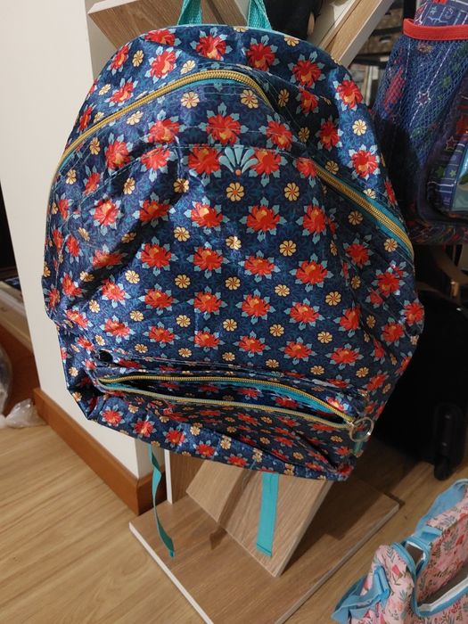Mochila escolar em bom estado