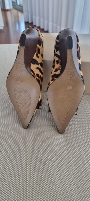 Sapatos novos em pêlo de ponei, motivo leopardo. Nunca foram usados.