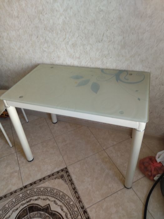 Стіл скляний кухонний
