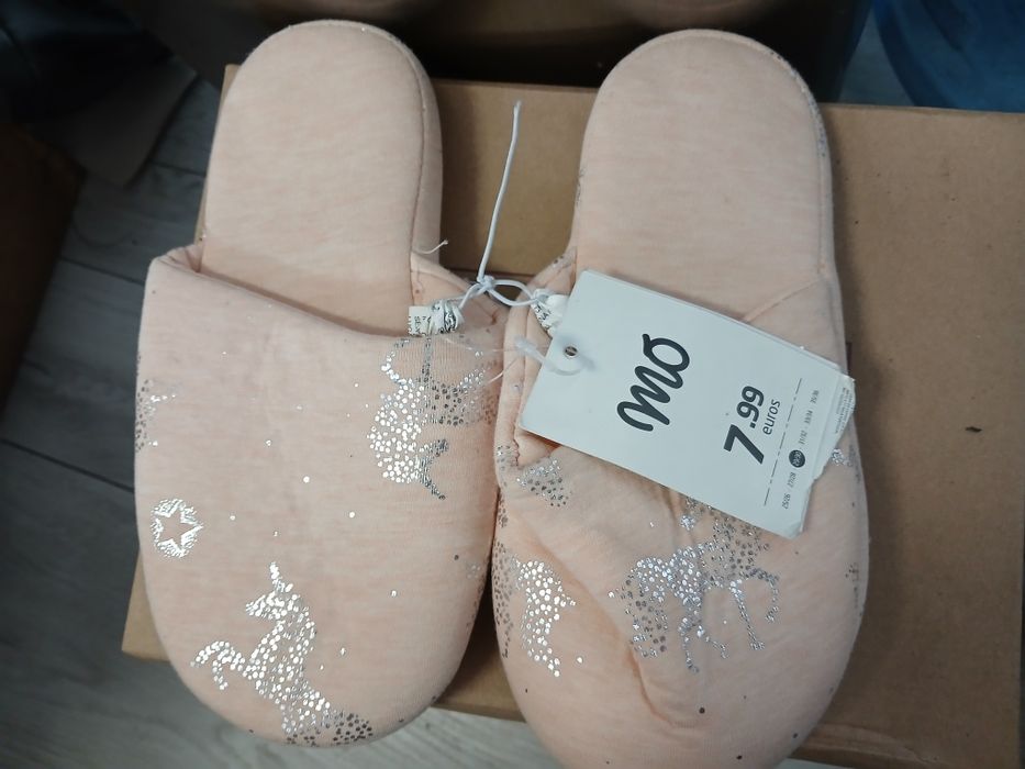 Vários pares de chinelos