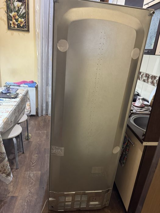 Продам Холодильник LG під ремонт або на запчастини.