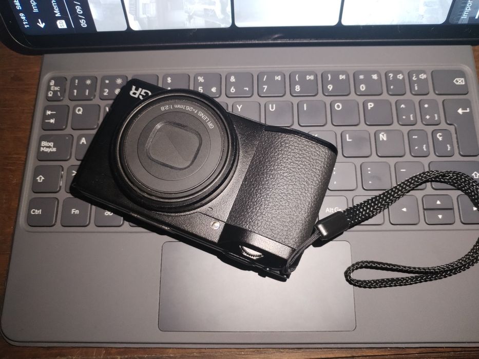 RICOH GR iiix...