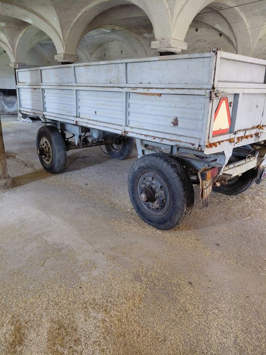 Sprzedam przyczepę rolniczą Sanok D50 ładowność 6 ton.