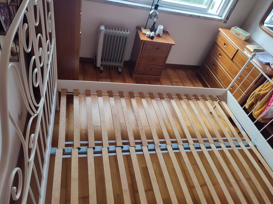 Cama de ferro IKEA com estrado
Modelo Leirvik em ferro