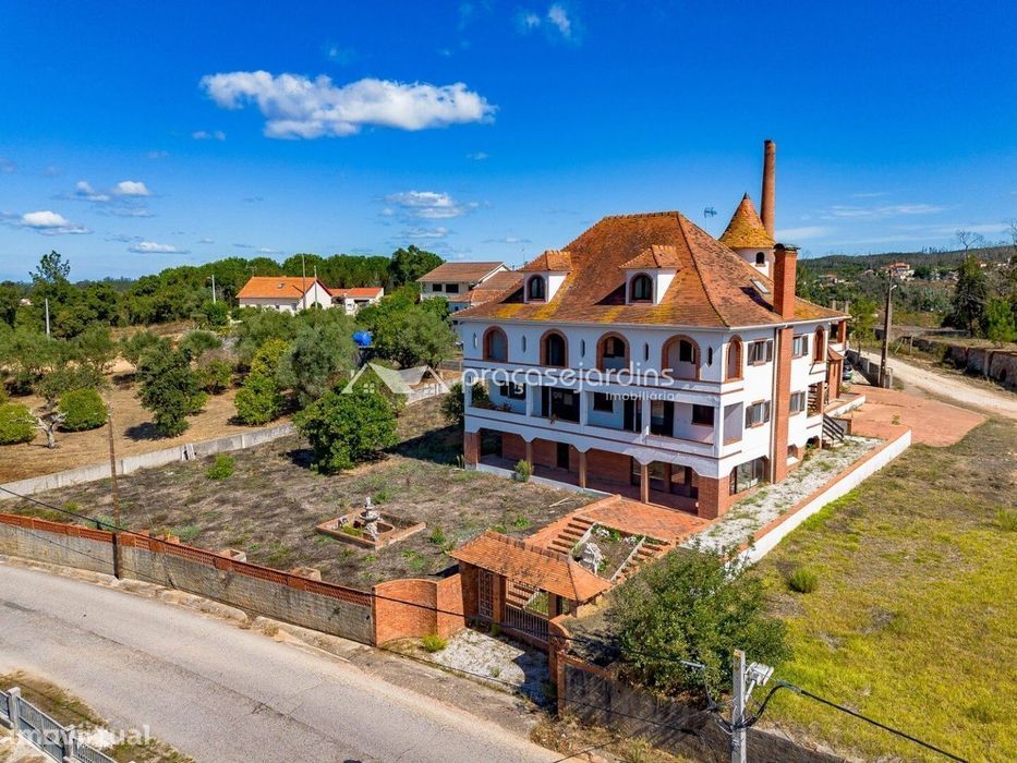 Elegant Mansion + 3 Independent Units on a 1,010 m² Plot – Luxury and Privacy...