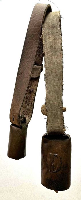 Dois chocalhos antigos