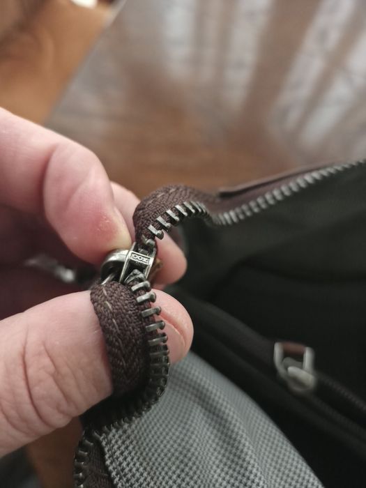 Шкіряна сумка для ноутбука.