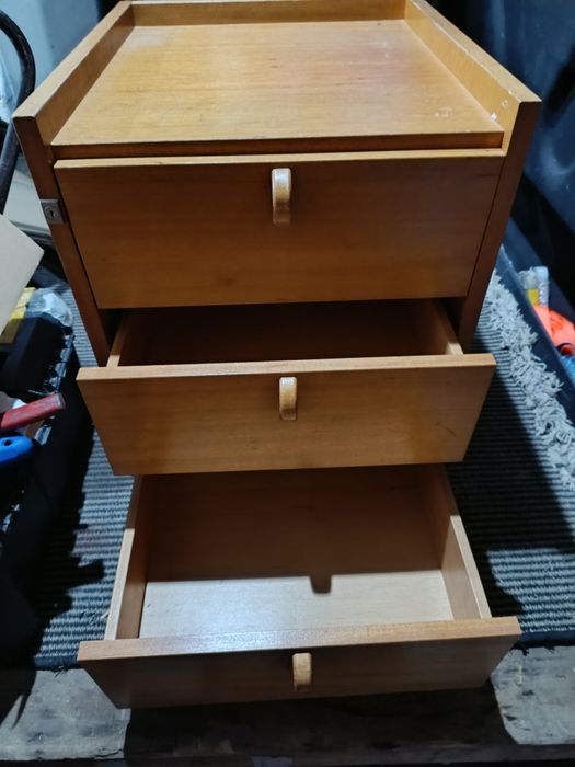 Armário com gavetas e rodas