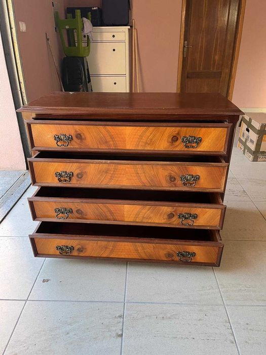 Vendo Cómoda de quarto em madeira maciça mogno em bom estado