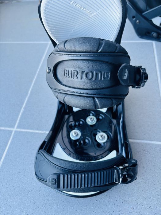 Fixações de snowboard Burton.