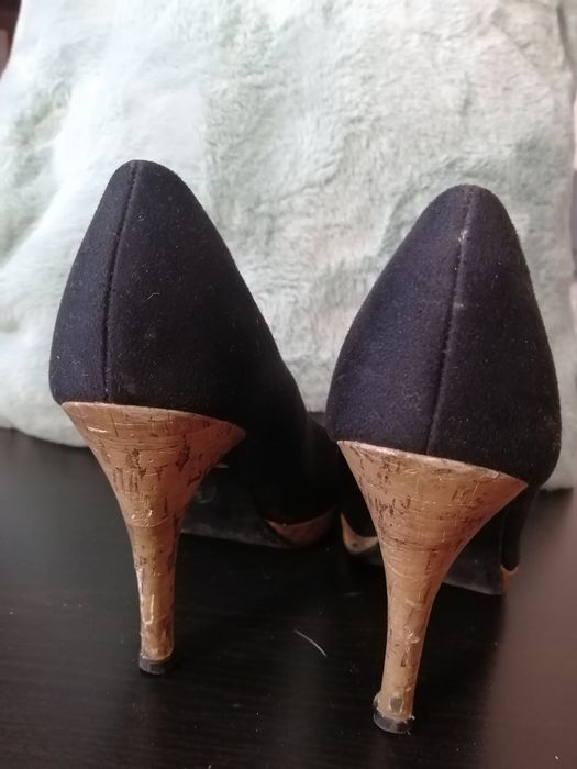 Czarne szpilki na platformie Deichmann
