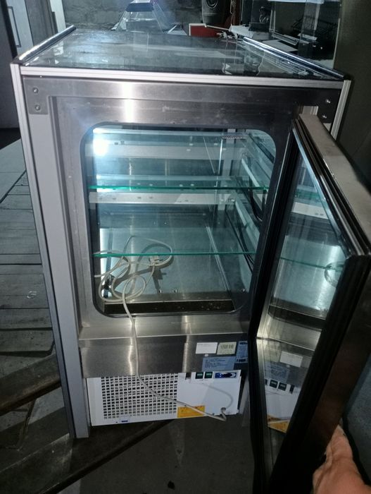 Кондитерська холодильна вітрина