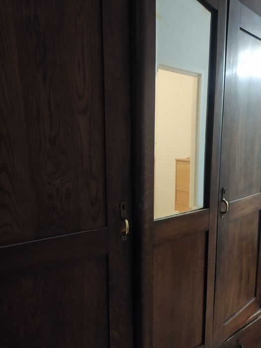 Duża drewniana szafa