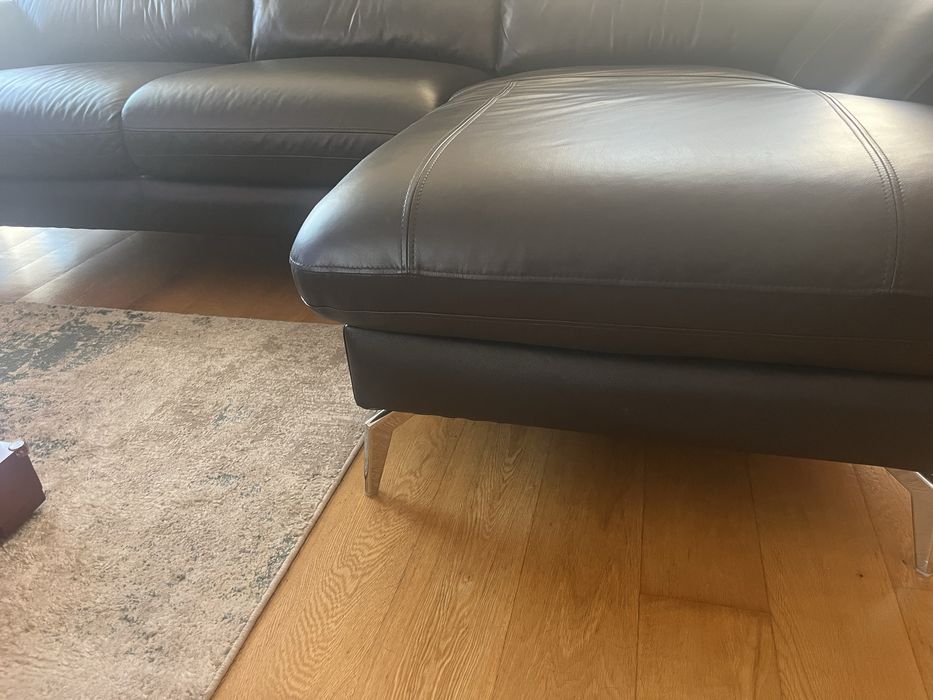 Sofa em pele c/ chaise lounge castanho