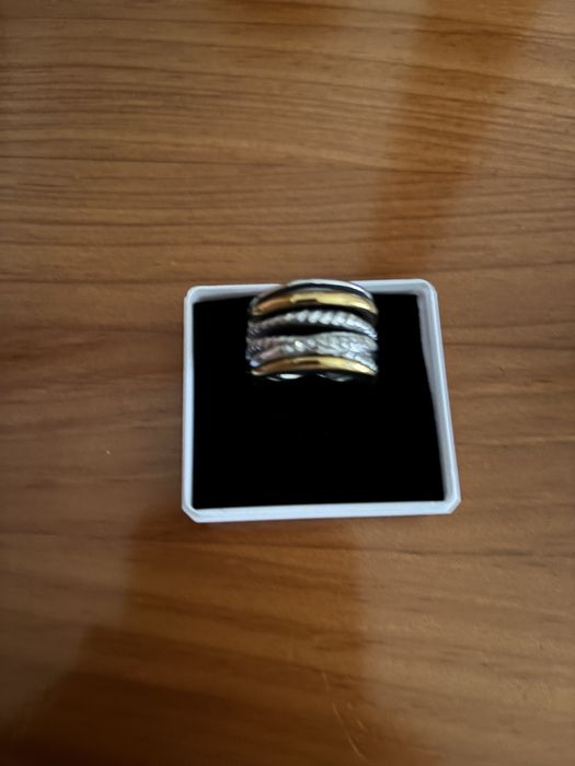 Anel em aco com brilhantes prateado e dourado