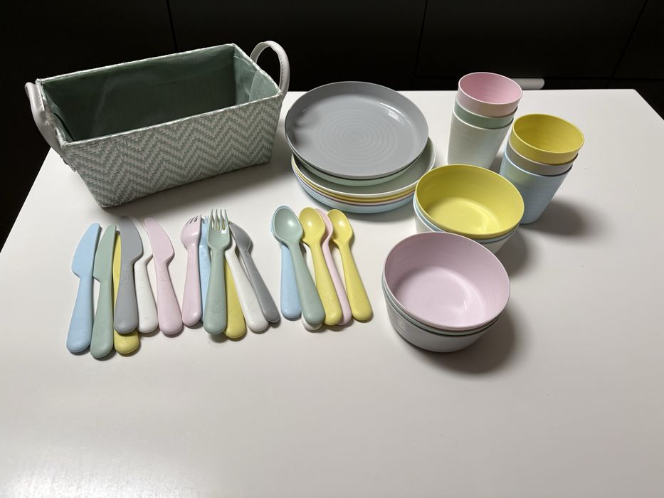 Kuchnia IKEA z dużym zestawem akcesoriów