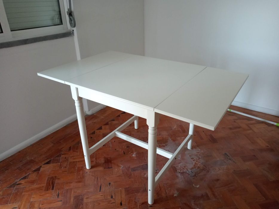 Mesa de madeira com abas