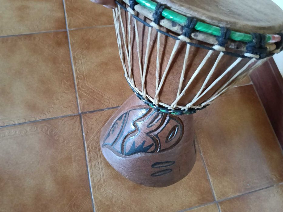 Djembe um tambor de percussão tradicional africano