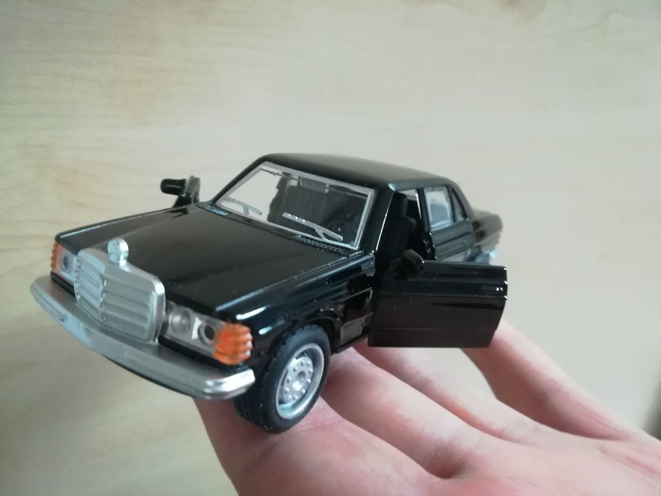 Model nowy Mercedes-Benz 300D (1981r) 1:36
