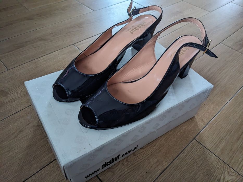 Czółenka bez pięt z odkrytymi palcami granatowe