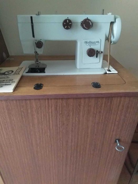 Швейна машинка Чайка 143 з ножним приводом