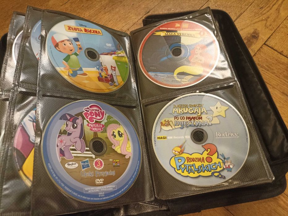 Trzy teczki z płytami DVD – 205 płyt