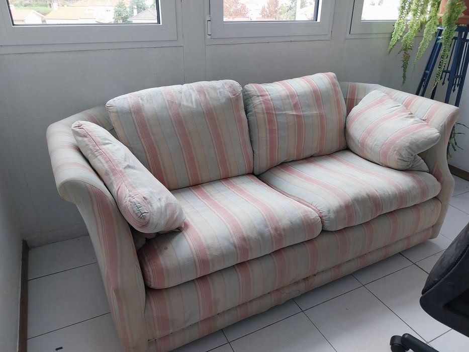Sofá 3 lugares às riscas