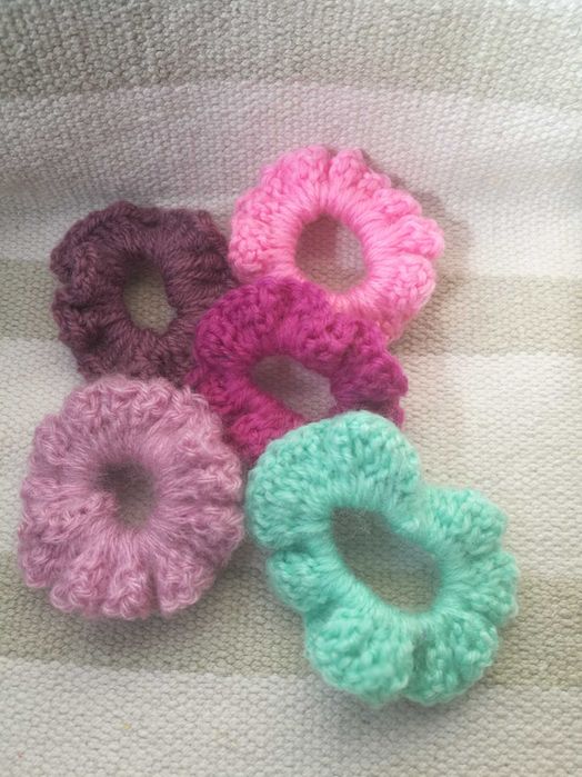 Sprzedam dzierganą gumkę do włosów własnej roboty.