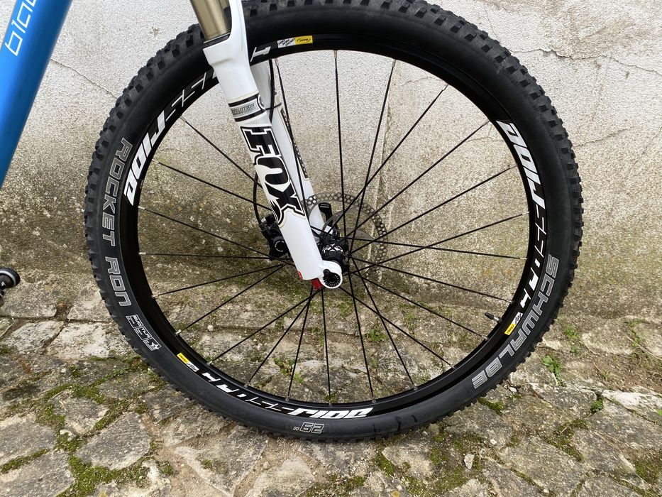 Bicicleta btt em carbono roda 29 quandro M