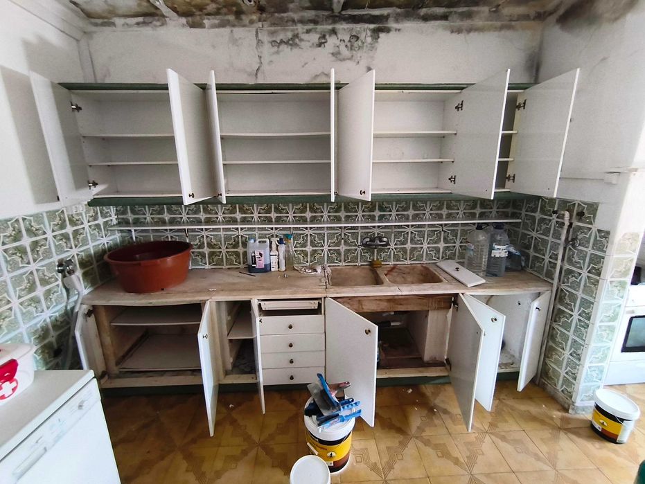 Armários de cozinha e tampo pedra