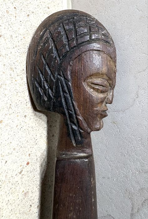 Antiga bengala africana esculpida em madeira exótica