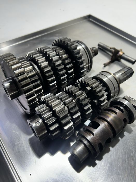 Skrzynia biegów KOMPLETNA SUZUKI GSXR 600 K1 K2 K3 sprawna