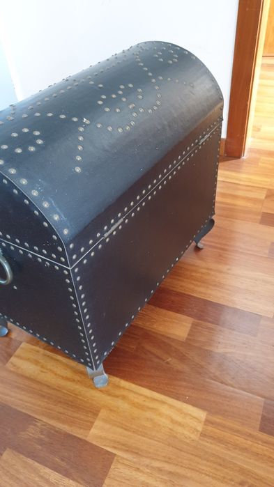 Baú em cor preto